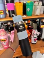 BOTELLA TERMICA STANLEY  MATE LISTO 700ML NEGRO CON CELESTE
